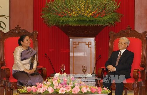 Party leader Nguyen Phu Trong receives delegation of Laos Women’s Union - ảnh 1